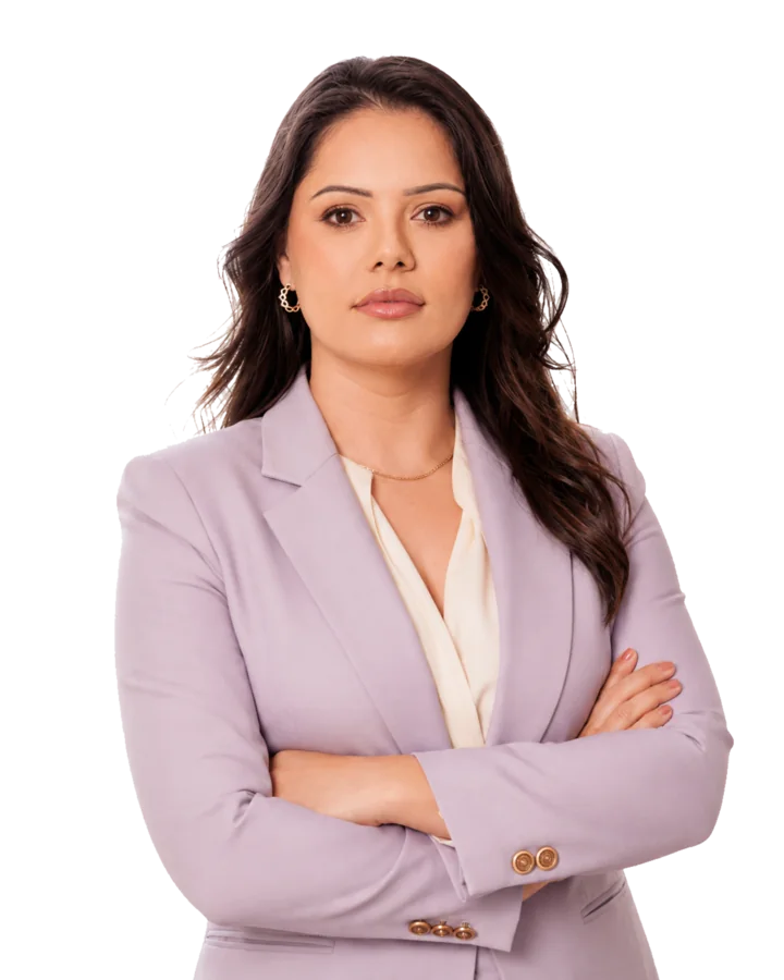 Franciele Sofiati wearing a lilac suit with her arms folded.