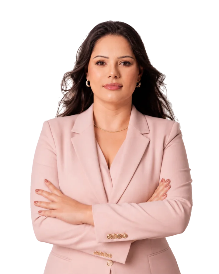 Franciele Sofiati standing in a pale rose suit at her Londrina clinic