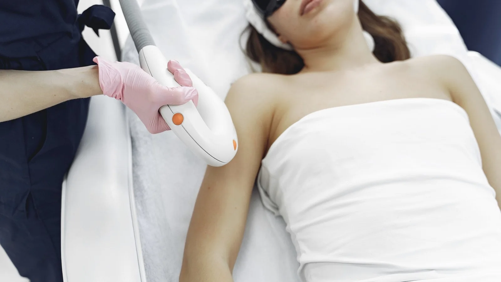 Aesthetic laser treatment, collagen biostimulator treatment, editorial journal image for Franciele Sofiati in Londrina on the journal article fractional co2 laser recovery and aftercare, image 6