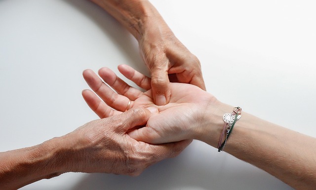 Imagem editorial de atendimento e cuidado profissional para peeling de ata em Londrina, imagem 3.