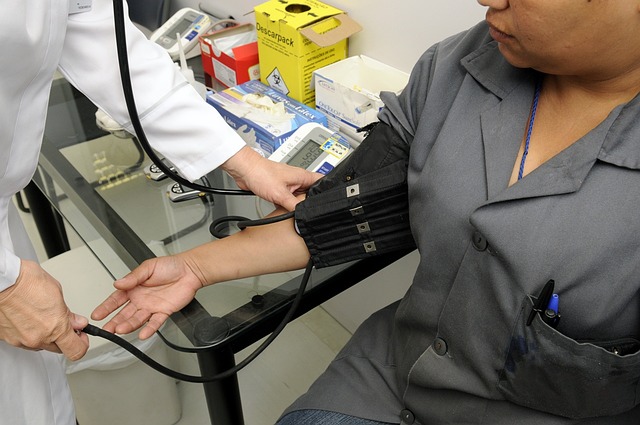 Imagem editorial de atendimento e cuidado profissional para peeling de cristal — microdermoabrasão em Londrina, imagem 2.