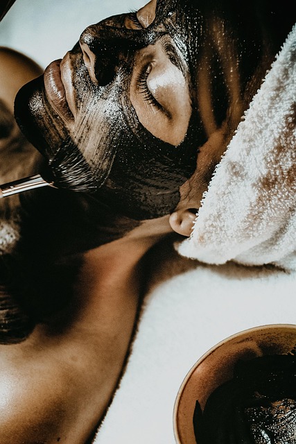 Imagem editorial de atendimento e cuidado profissional para peeling ultrassônico em Londrina, imagem 3.